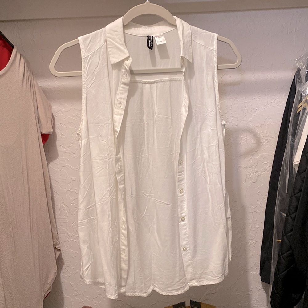 Sleeveless button up
